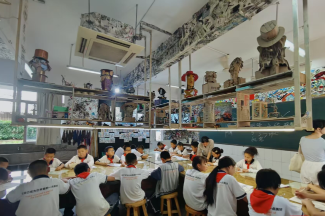 桂南学校学生在上美术课。摄影：邹长森